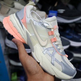 کتونی مسترکوالیتی زنانه نایک کلشون وی تو کی nike v2k / ضمانت ویتنام و کیفیت / سایز ۳۷ الا ۴۰